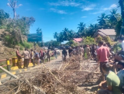 Demo Para Nelayan Di Desa Pasar Palik BU,Jalur Lalu lintas Macet.