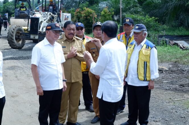 
 Presiden Jokowi Ambil Alih Perbaikan Jalan Rusak Di Kabupaten Bengkulu Utara,Ini Penjelasannya