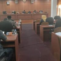 RAPAT PARIPURNA DPRD BENGKULU TENGAH MENDENGARKAN JAWABAN BUPATI TERHADAP 2 RAPERDA