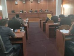 RAPAT PARIPURNA DPRD BENGKULU TENGAH MENDENGARKAN JAWABAN BUPATI TERHADAP 2 RAPERDA