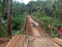 Jembatan Gantung Air Bintunan Desa Ulak Tanding Dibangun Tanpa Papan Nama Proyek, Kok Bisa?