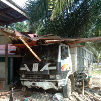 Mobil Dump Truck Tabrak Rumah Warga di desa Penyangkak, ini Kronologis kejadiannya