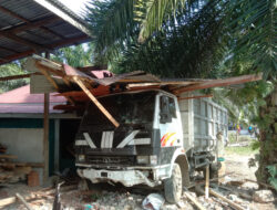 Mobil Dump Truck Tabrak Rumah Warga di desa Penyangkak, ini Kronologis kejadiannya