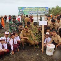 Kodim 0423/BU Laksanakan Penghijauan Di Muara Sungai Desa Kota Agung