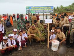 Kodim 0423/BU Laksanakan Penghijauan Di Muara Sungai Desa Kota Agung