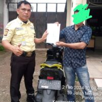 LEASING ADIRA BEKERJA SAMA DENGAN PIHAK KE 3 MELAKUKAN PENARIKAN PAKSA DI JALAN RAYA