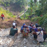 DIDUGA PEMERINTAH KABUPATEN KAUR TUTUP MATA DENGAN ADA NYA LONGSOR DI JALAN DESA TANJUNG AGUNG