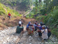DIDUGA PEMERINTAH KABUPATEN KAUR TUTUP MATA DENGAN ADA NYA LONGSOR DI JALAN DESA TANJUNG AGUNG