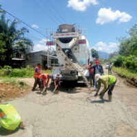 Prihatin Jalan Rusak, Warga Bergotong Royong Tambal Jalan Berlubang