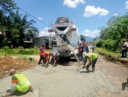 Prihatin Jalan Rusak, Warga Bergotong Royong Tambal Jalan Berlubang