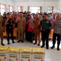 Dukung Swasembada Pangan, Wabup BU Serahkan Bantuan Handsprayer Elektrik Untuk Petani