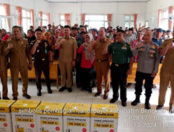 Dukung Swasembada Pangan, Wabup BU Serahkan Bantuan Handsprayer Elektrik Untuk Petani