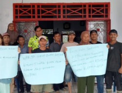 Warga Desa Pagar Ruyung Gelar Aksi Demontrasi Tuntut Kepala Desa di Pecat