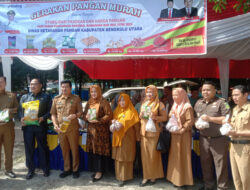 Bupati Bengkulu Utara dan Ny Meita Elita Sari Hadiri Pasar Murah di Alun Alun Malim Paduko kota Arga Makmur