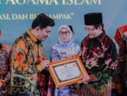 Bupati Bengkulu Utara Terima Penghargaan Dari Menteri Agama Republik Indonesia