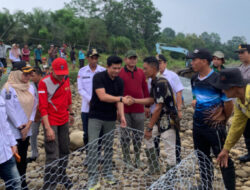 Bupati Arie Bersama Masyarakat Gotong Royong Pasang Bronjong Irigasi, Dukung Swasembada Pangan Nasional    